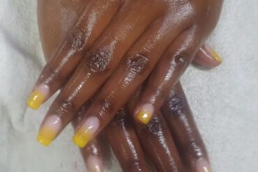 Gel nails with glitters